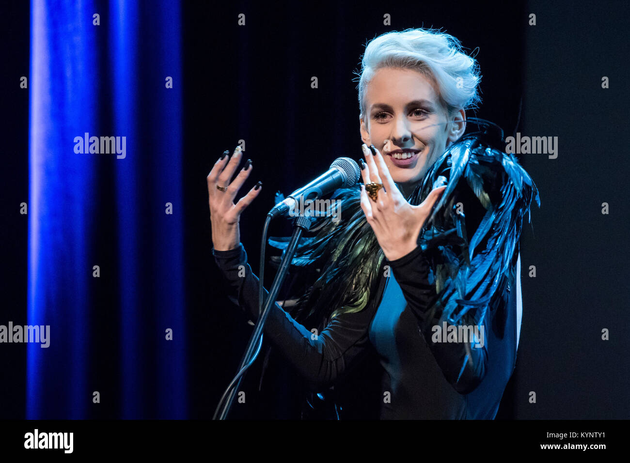 Nürnberg, Deutschland. 13 Jan, 2018. Der österreichische Kabarettist Lisa Eckhart steht auf der Bühne bei der Preisverleihung des Deutschen Kabarett Auszeichnung in Nürnberg, Deutschland, 13. Januar 2018. Eckhart erhielt den Förderpreis mit 4000 Euro dotiert. Credit: Daniel Karmann/dpa/Alamy leben Nachrichten Stockfoto