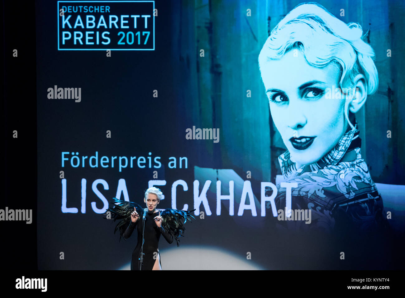 Nürnberg, Deutschland. 13 Jan, 2018. Der österreichische Kabarettist Lisa Eckhart steht auf der Bühne bei der Preisverleihung des Deutschen Kabarett Auszeichnung in Nürnberg, Deutschland, 13. Januar 2018. Eckhart erhielt den Förderpreis mit 4000 Euro dotiert. Credit: Daniel Karmann/dpa/Alamy leben Nachrichten Stockfoto
