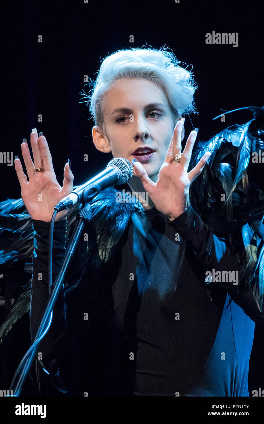 Nürnberg, Deutschland. 13 Jan, 2018. Der österreichische Kabarettist Lisa Eckhart steht auf der Bühne bei der Preisverleihung des Deutschen Kabarett Auszeichnung in Nürnberg, Deutschland, 13. Januar 2018. Eckhart erhielt den Förderpreis mit 4000 Euro dotiert. Credit: Daniel Karmann/dpa/Alamy leben Nachrichten Stockfoto