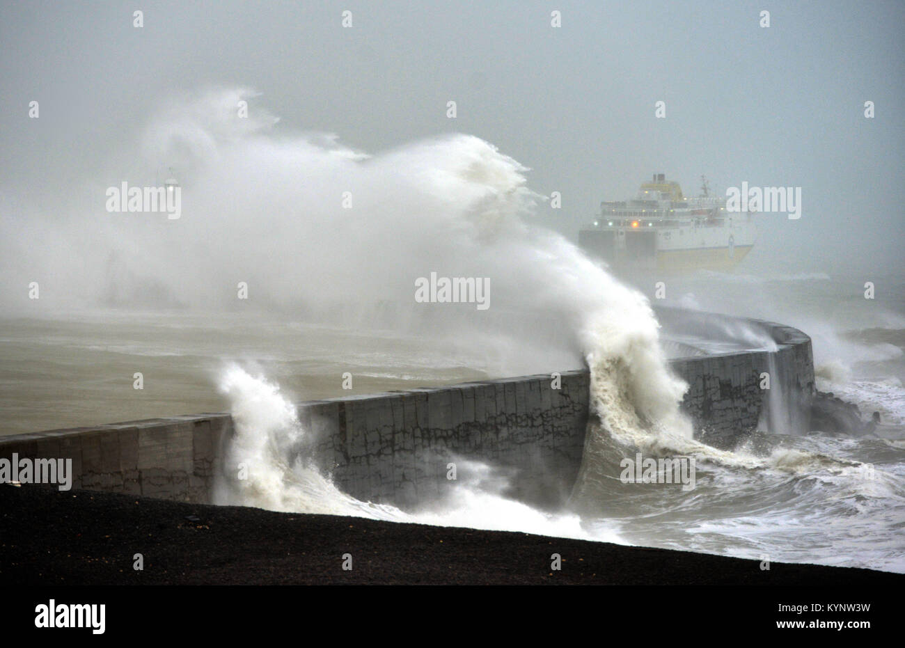 Newhaven, UK. 15 Jan, 2018. Riesige Wellen gegen den Leuchtturm im Hafen von laboe als Transmanch Ärmelkanal Blätter für Dieppe. Credit: Peter Cripps/Alamy leben Nachrichten Stockfoto