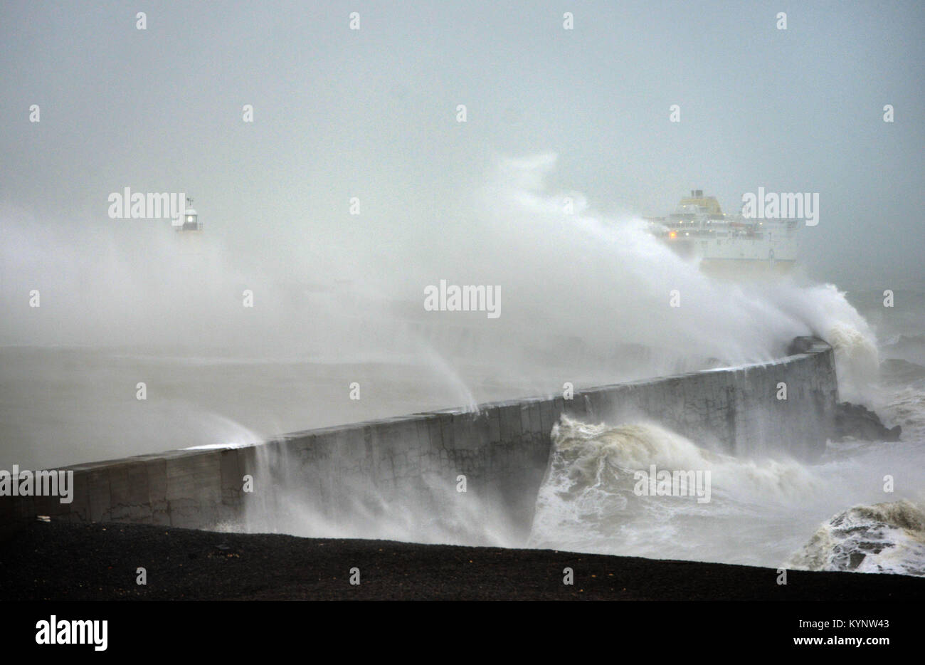 Newhaven, UK. 15 Jan, 2018. Riesige Wellen gegen den Leuchtturm im Hafen von laboe als Transmanch Ärmelkanal Blätter für Dieppe. Credit: Peter Cripps/Alamy leben Nachrichten Stockfoto