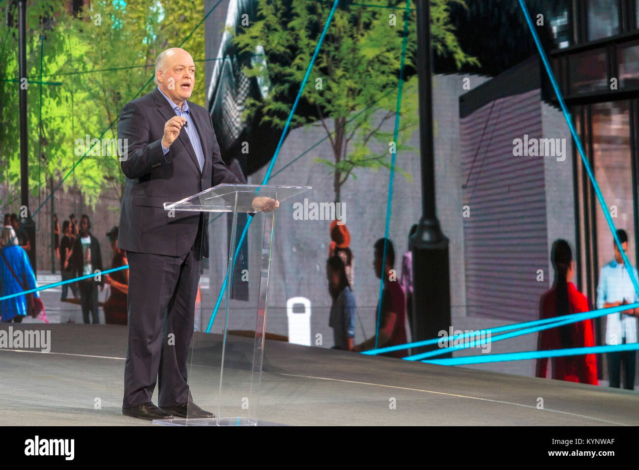 Detroit, Michigan, USA. 14 Jan, 2018. Jim Hackett, Präsident und CEO von Ford Motor Co., spricht auf der North American International Auto Show. Quelle: Jim West/Alamy leben Nachrichten Stockfoto