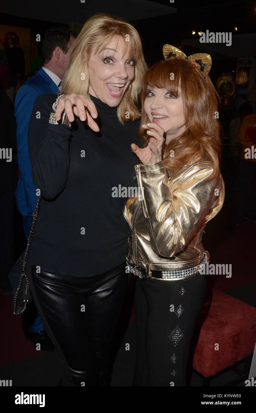 Los Angeles, CA, USA. 10 Jan, 2018. Teresa Ganzel, Judy Tenuta in der ankunftshalle Für BATMAN '66 retrospektive Ausstellung Eröffnung, die Hollywood Museum, Los Angeles, CA 10. Januar 2018. Credit: Priscilla Grant/Everett Collection/Alamy leben Nachrichten Stockfoto