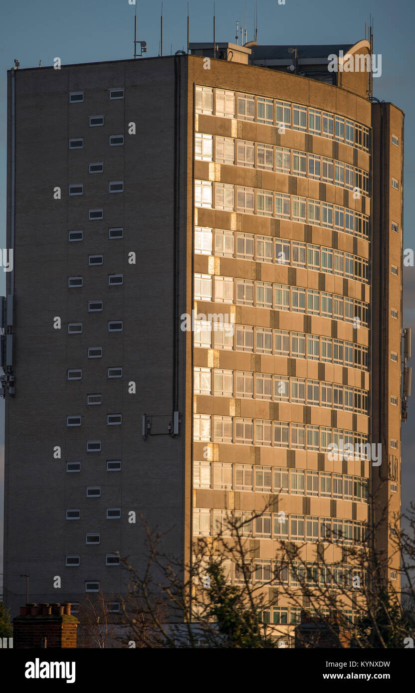 London, Großbritannien. 15 Jan, 2018. London Borough von Merton's 1960er Stil Hochhaus Civic Center Gebäude fängt Sonnenlicht am Abend nach einem Tag Regen und grauen Himmel. Credit: Malcolm Park/Alamy Leben Nachrichten. Stockfoto