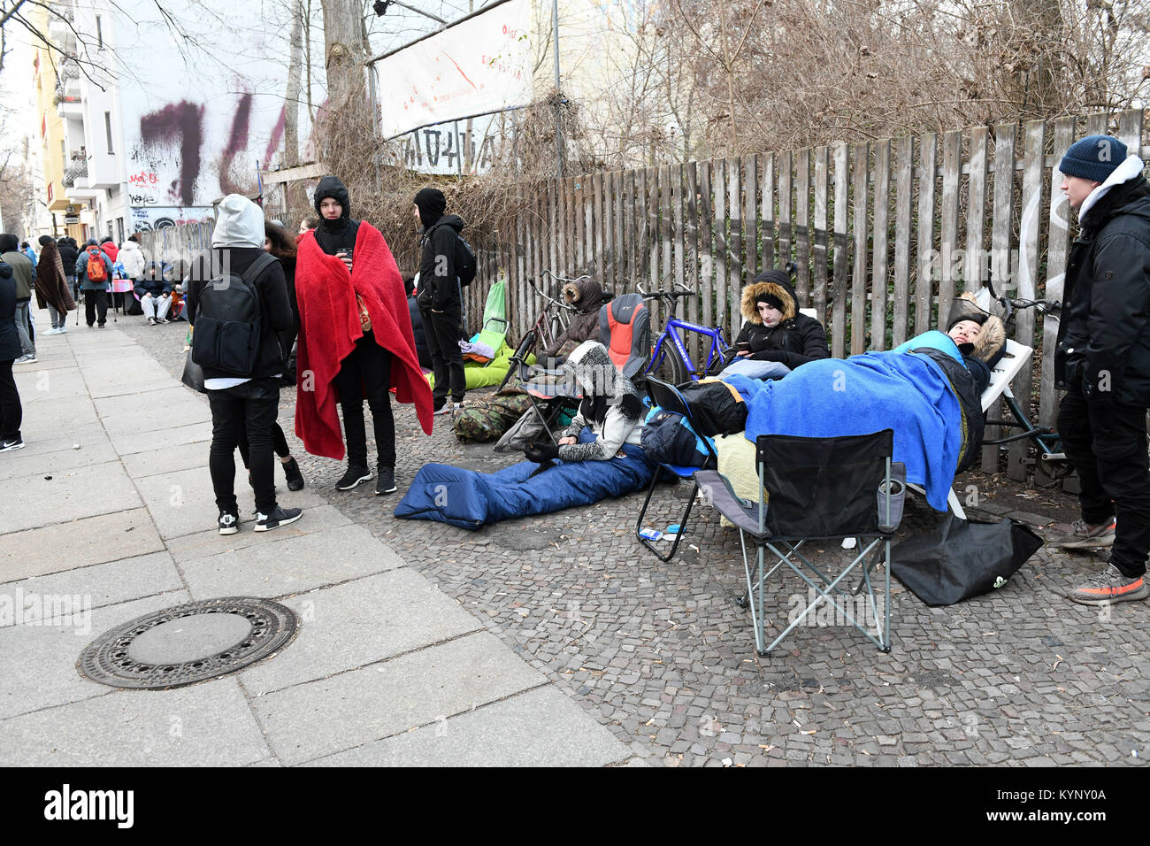 Mehrere hundert Menschen Camp vor einem Schuhgeschäft, das Adidas Sneaker  mit integriertem BVG (Berliner Verkehrsbetriebe) Jahreskarte in Berlin,  Deutschland, 15. Januar 2018 zu verkaufen. Die adidas Schuh wird in einer  limitierten Auflage