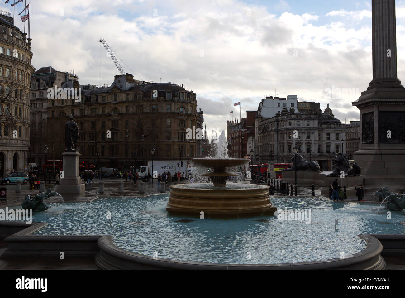 London, Großbritannien. 15 Jan, 2018. Himmel aufgehellt. Nach einem schweren Regenguß auf dem Trafalgar Square, London, als kalten und windigen Wetter für den Rest der Woche prognostiziert wird. Credit: Keith Larby/Alamy leben Nachrichten Stockfoto