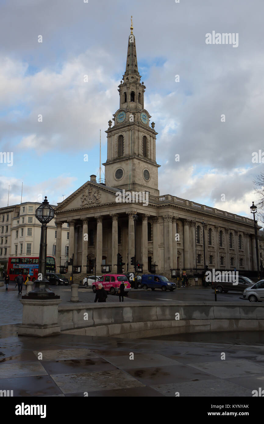 London, Großbritannien. 15 Jan, 2018. Himmel aufgehellt. Nach einem schweren Regenguß auf dem Trafalgar Square, London, als kalten und windigen Wetter für den Rest der Woche prognostiziert wird. Credit: Keith Larby/Alamy leben Nachrichten Stockfoto