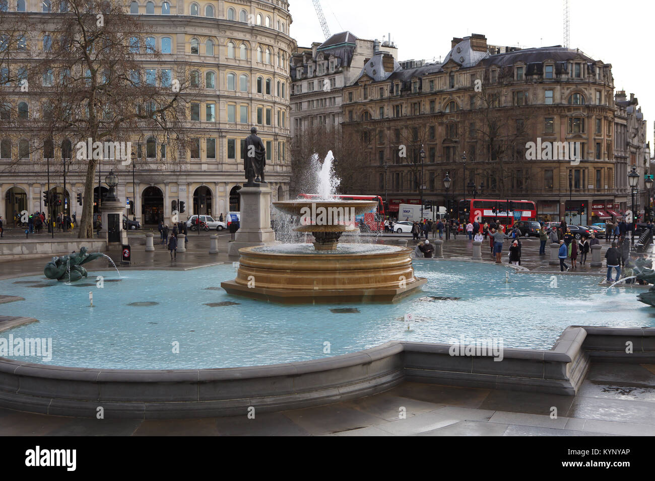 London, Großbritannien. 15 Jan, 2018. Himmel aufgehellt. Nach einem schweren Regenguß auf dem Trafalgar Square, London, als kalten und windigen Wetter für den Rest der Woche prognostiziert wird. Credit: Keith Larby/Alamy leben Nachrichten Stockfoto