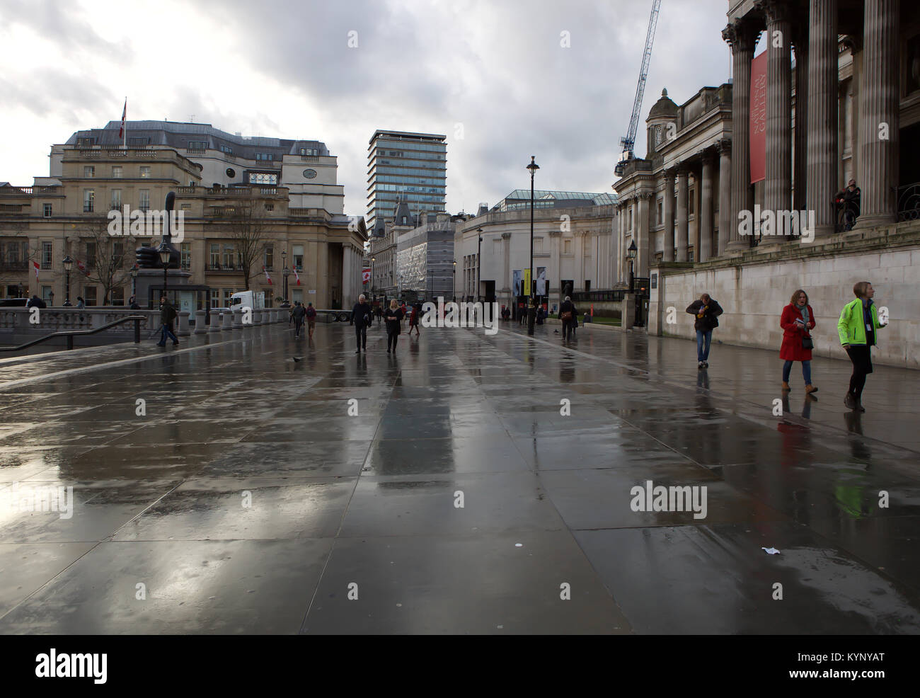 London, Großbritannien. 15 Jan, 2018. Himmel aufgehellt. Nach einem schweren Regenguß auf dem Trafalgar Square, London, als kalten und windigen Wetter für den Rest der Woche prognostiziert wird. Credit: Keith Larby/Alamy leben Nachrichten Stockfoto