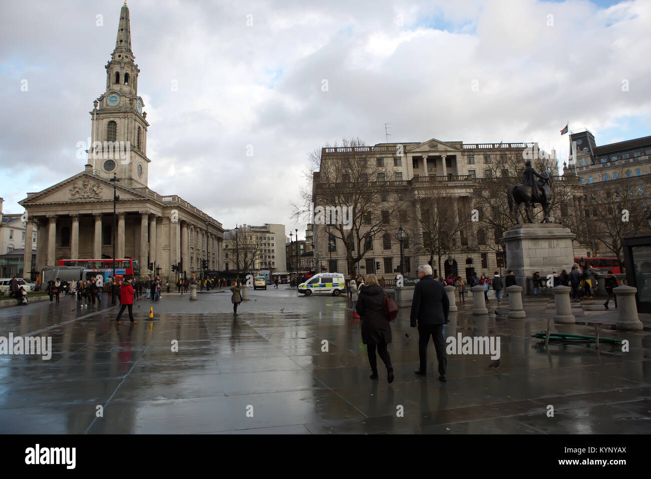 London, Großbritannien. 15 Jan, 2018. Himmel aufgehellt. Nach einem schweren Regenguß auf dem Trafalgar Square, London, als kalten und windigen Wetter für den Rest der Woche prognostiziert wird. Credit: Keith Larby/Alamy leben Nachrichten Stockfoto