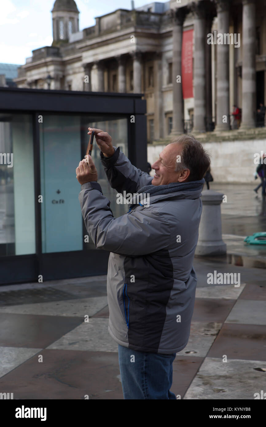 London, Großbritannien. 15 Jan, 2018. Himmel aufgehellt. Nach einem schweren Regenguß auf dem Trafalgar Square, London, als kalten und windigen Wetter für den Rest der Woche prognostiziert wird. Credit: Keith Larby/Alamy leben Nachrichten Stockfoto