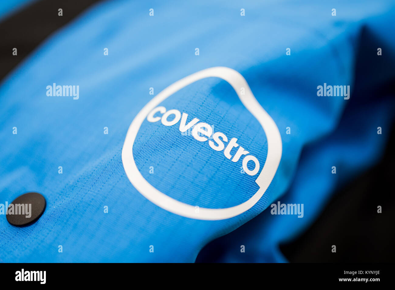 Das Logo der "Covestro AG" steht auf einem Jacke im Chempark Dorfmargen in Köln, Deutschland, 15. Januar 2018. Foto: Rolf Vennenbernd/dpa Stockfoto