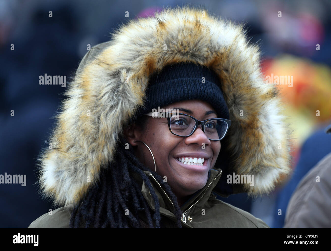 Washington, USA. 15 Jan, 2018. Eine Frau besucht eine Kranzniederlegung vor von Martin Luther King Jr. Memorial in Washington, DC, USA, Jan. 15, 2018. Verschiedene Aktivitäten werden am dritten Montag im Januar jedes Jahr in den Vereinigten Staaten hielt die bürgerlichen Rechte Führer Martin Luther King Jr., Jan. 15, 1929 geboren wurde und 1968 einem Attentat zum Opfer zu ehren. Credit: Yin Bogu/Xinhua/Alamy leben Nachrichten Stockfoto