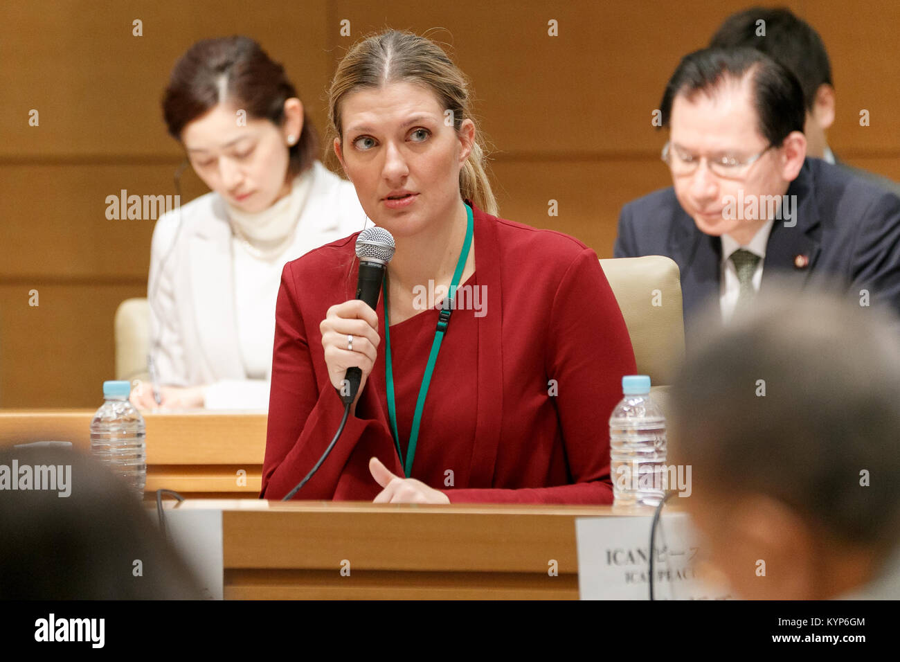 Tokio, Japan. 16 Jan, 2018. Beatrice Fihn, der Führer der ICAN (Internationale Kampagne zur Abschaffung von Atomwaffen) und Gewinner des Friedensnobelpreises 2017, spricht während einer Debatte mit Vertretern des Japanischen politischen Parteien am 16. Januar 2018, Tokio, Japan. Fihn, der 2017 den Friedensnobelpreis gewann, ist in Japan in mehreren Veranstaltungen in Hiroshima, Nagasaki und Tokio zu beteiligen, um die Bedeutung einer globalen Verbot von Kernwaffen zu diskutieren. Credit: Rodrigo Reyes Marin/LBA/Alamy leben Nachrichten Stockfoto