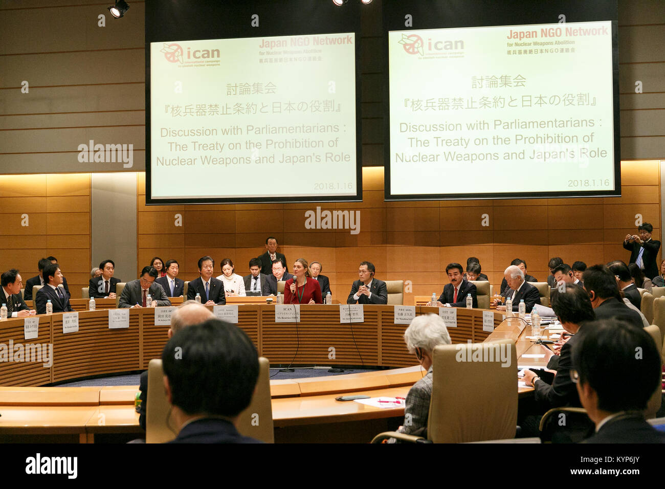 Tokio, Japan. 16 Jan, 2018. Beatrice Fihn (C), der Führer der ICAN (Internationale Kampagne zur Abschaffung von Atomwaffen) und Gewinner des Friedensnobelpreises 2017, spricht während einer Debatte mit Vertretern des Japanischen politischen Parteien am 16. Januar 2018, Tokio, Japan. Fihn, der 2017 den Friedensnobelpreis gewann, ist in Japan in mehreren Veranstaltungen in Hiroshima, Nagasaki und Tokio zu beteiligen, um die Bedeutung einer globalen Verbot von Kernwaffen zu diskutieren. Credit: Rodrigo Reyes Marin/LBA/Alamy leben Nachrichten Stockfoto