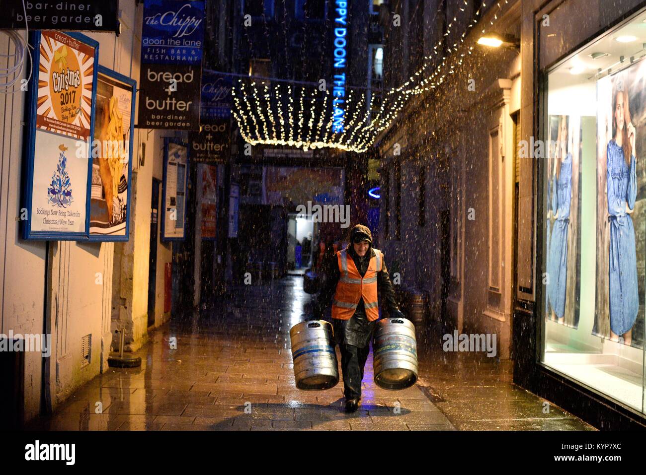 Glasgow, UK. 16 Jan, 2018. UK Wetter. Arbeitnehmer bestand sich Bars und Restaurants in der Frost. Credit: Tony Clerkson/Alamy leben Nachrichten Stockfoto