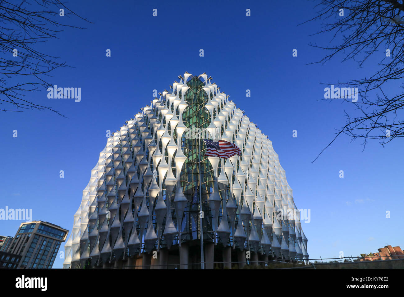 London, Großbritannien. 16 Jan, 2018. Die neue Vereinigte Staaten Botschaft diplomatische Mission öffnet offiziell nach dem Umzug aus der alten Seite in Mayfair zu neun Elms in London. Der neue Cube-förmiges Gebäude mit schimmernden Segel aus Kunststoff wurde von amerikanischen Philadelphia entworfen, Architekt Kieran Timberlake an Kosten £ 750 Millionen. Die neue Botschaft offiziell von Präsident Donald Trump, der seit seinem Staatsbesuch in Großbritannien Quelle: Amer ghazzal/Alamy Live News abgesagt hat geöffnet werden Stockfoto