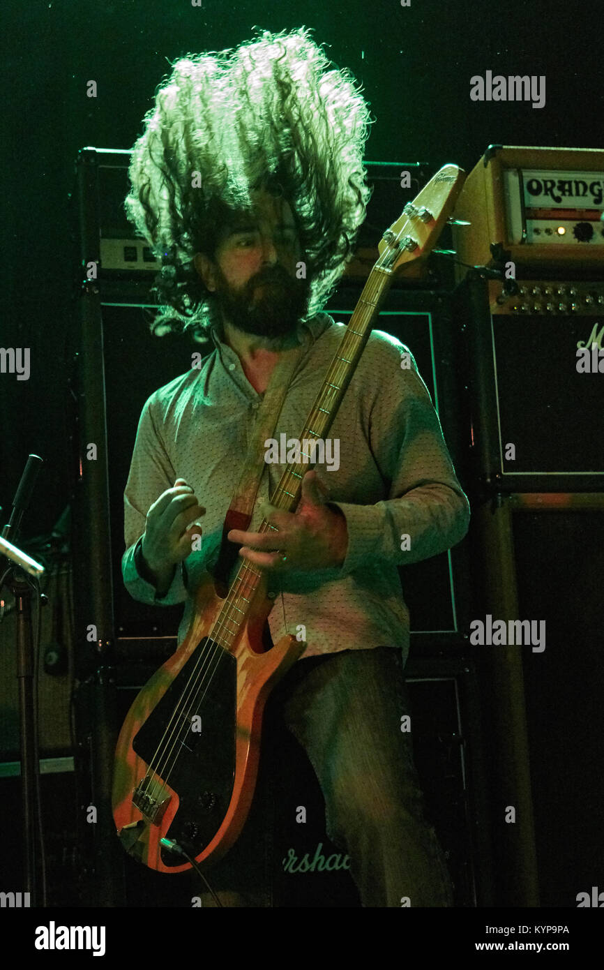 Die US-amerikanische Rockband Dinosaur Jr. führt ein Live Konzert bei Vulkan Arena in Oslo. Hier Bassist Lou Barlow ist live auf der Bühne gesehen. Norwegen, 06.11 2016. Stockfoto