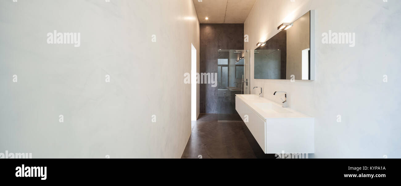 Innere der Wohnung, moderne Badezimmer mit Waschbecken und Dusche Stockfoto
