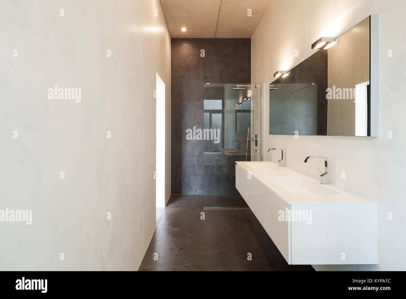 Innere der Wohnung, moderne Badezimmer mit Waschbecken und Dusche Stockfoto