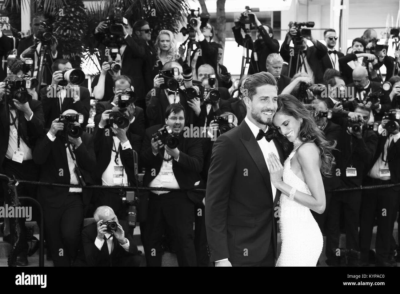 (Bild digital geändert werden monochrom) Kevin Trapp und Izabel Goulart nehmen an der Tötung eines Heiligen Rehe screening während der 70. jährlichen Filmfestspiele von Cannes im Palais des Festivals am 22. Mai 2017 in Cannes, Frankreich. Stockfoto