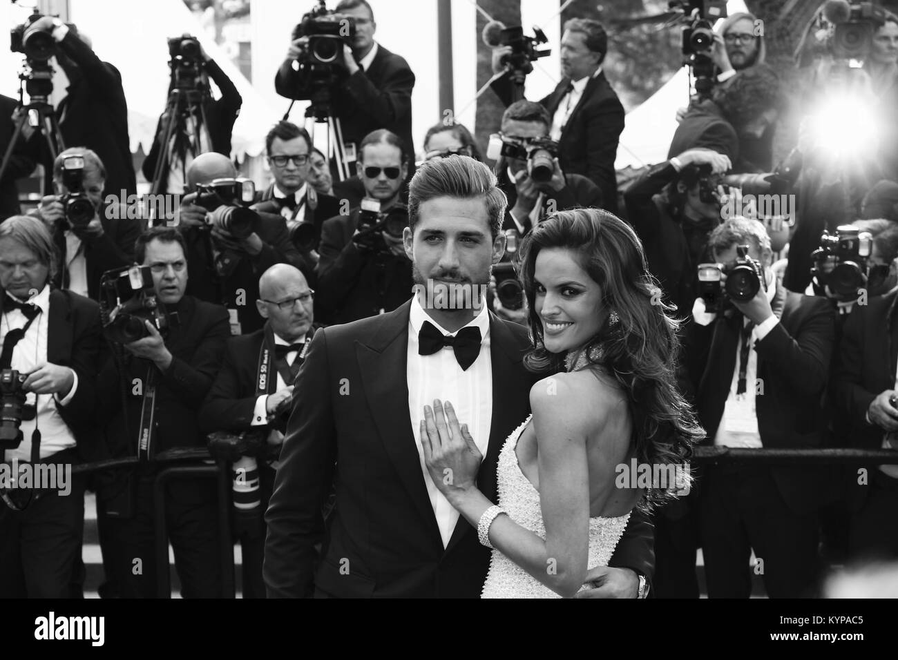 (Bild digital geändert werden monochrom) Kevin Trapp und Izabel Goulart nehmen an der Tötung eines Heiligen Rehe screening während der 70. jährlichen Filmfestspiele von Cannes im Palais des Festivals am 22. Mai 2017 in Cannes, Frankreich. Stockfoto