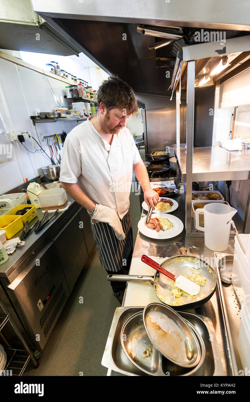 Essen Vorbereitung - ein Koch bereitet Essen in einem Restaurant in der Küche. Stockfoto