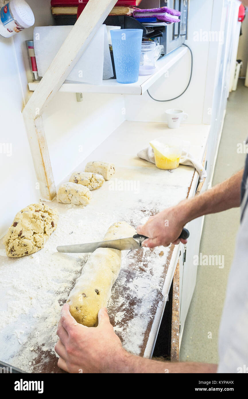 Essen Vorbereitung - ein Chef schneiden Teig für Biscotti in einem Restaurant Küche. Stockfoto