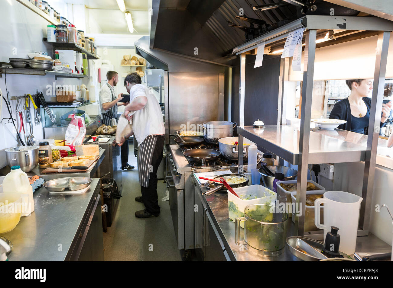 Essen Vorbereitung - Köche in einem Restaurant in der Küche arbeiten. Stockfoto