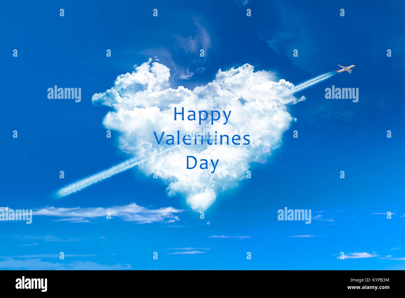 Valentines Tag Karte, herzförmige Wolken im blauen Himmel mit dem Flugzeug Stockfoto