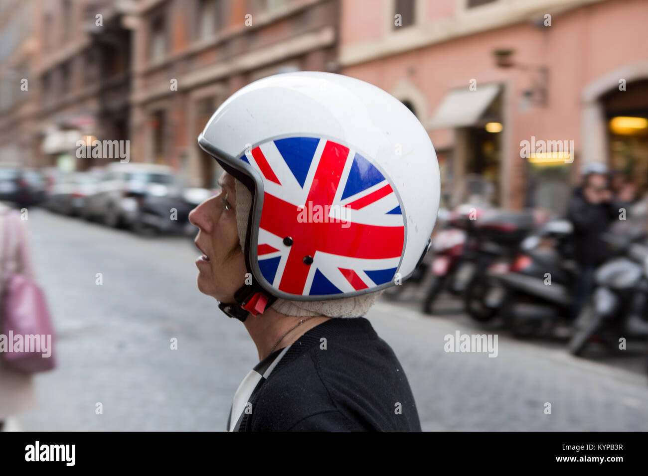 Frau mit Helm, Rom, Italien. Stockfoto