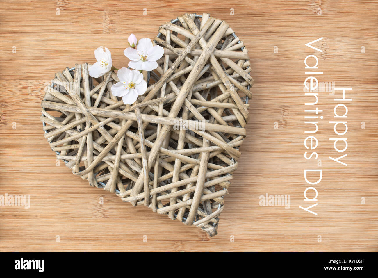 Happy Valentines Day card, hölzerne Herz mit Kirsche Baum Blume Stockfoto