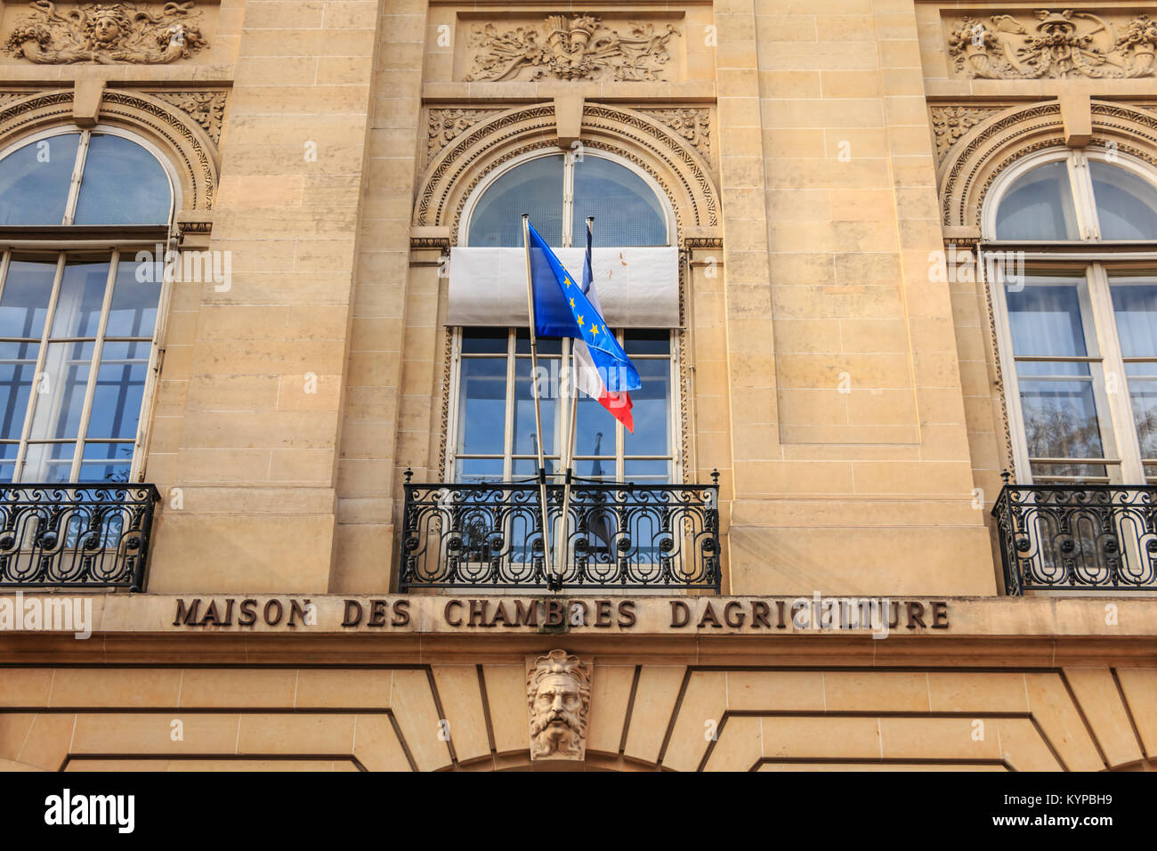 PARIS, Frankreich, 07. Oktober 2017: Detail der Fassade des Hauses der Landwirtschaftskammern mit seinen europäischen und französischen Kennzeichen in einem Fall Tag, ein Stockfoto