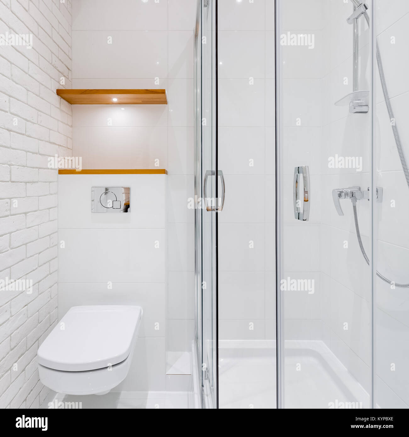 Weißes Badezimmer mit modernen Ziegel Fliesen, WC und Dusche Stockfoto
