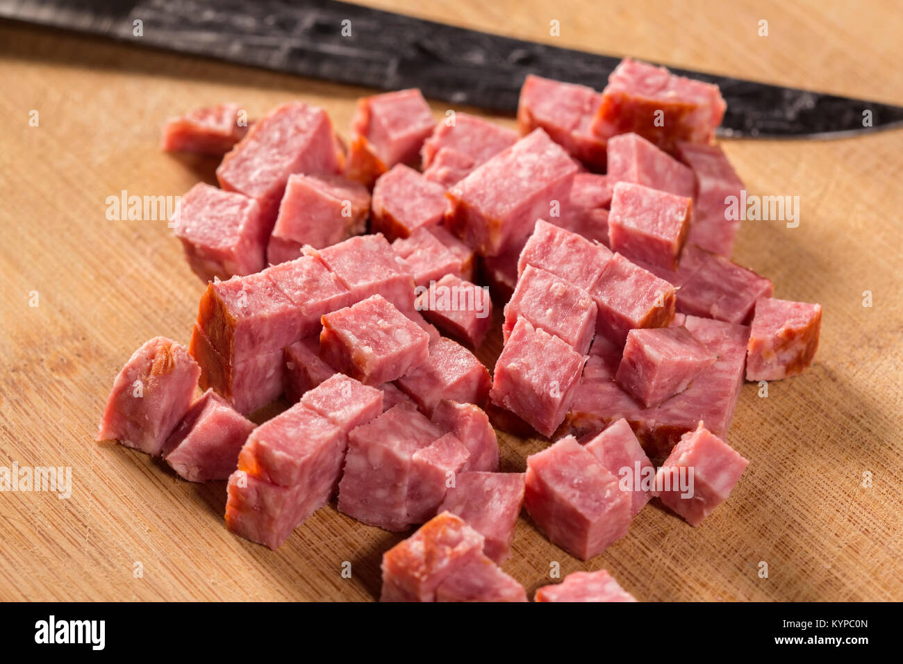 Stücke geschnitten italienische Salami mit Messer auf einem Schneidebrett Stockfoto