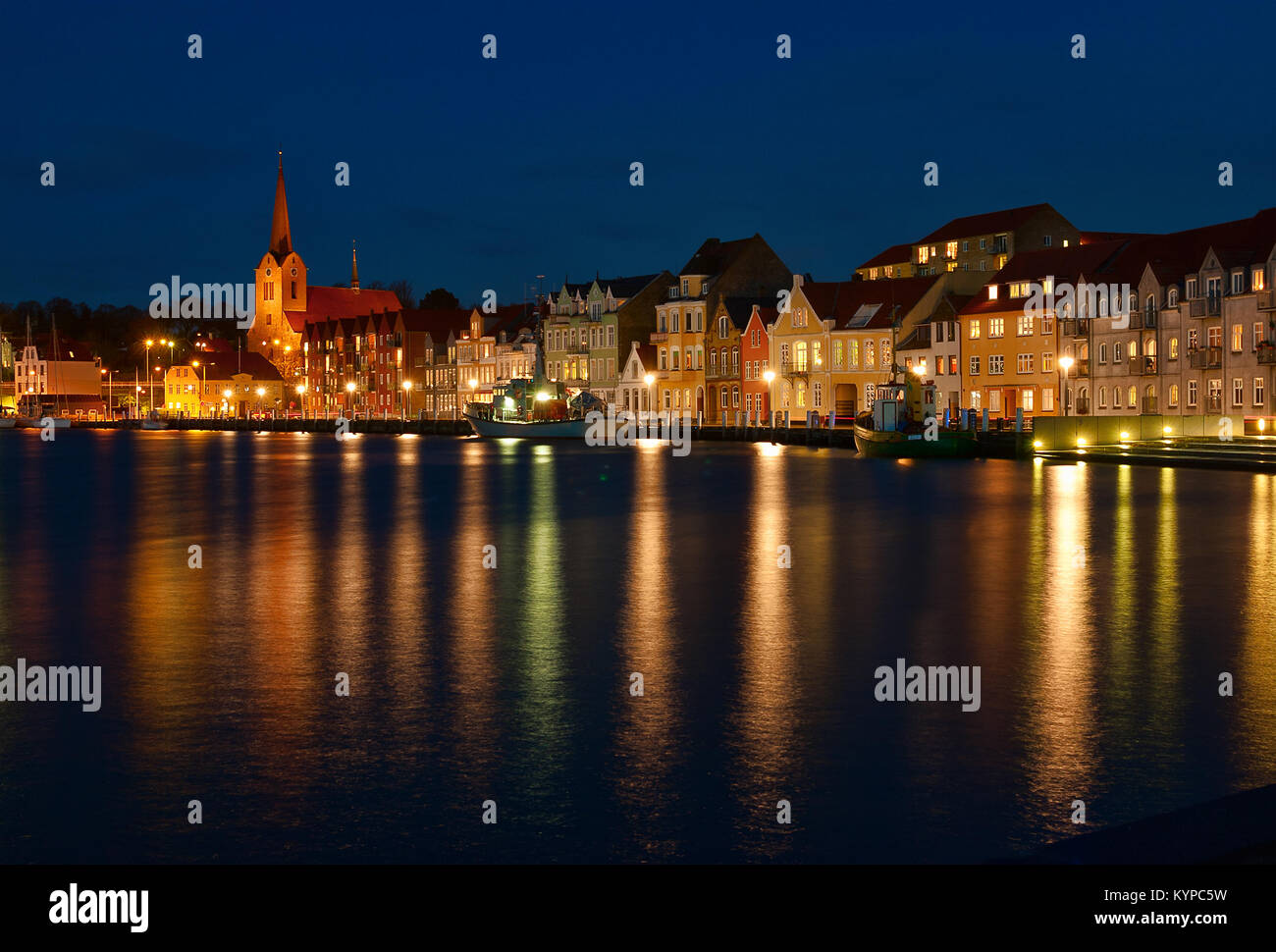 Nacht Blick auf die Sonderborg. Hafen. abends die Lichter der Stadt im Wasser spiegelt. Im südlichen Dänemark. Stockfoto