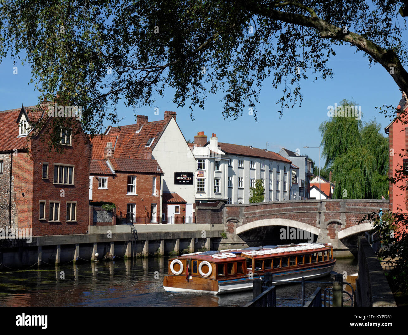 Sightseeing Tourist Boot auf dem Fluss Wensum im Zentrum der historischen Stadt Norwich, Norfolk, England, Großbritannien Stockfoto