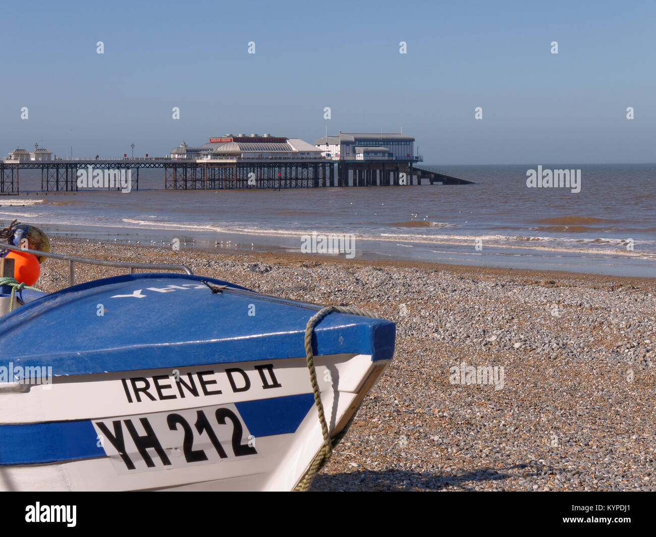 Die Victorian Seaside Holiday Resort Cromer, mit seinem Pier und Fischerboote am Strand, Cromer, Norfolk, England, Großbritannien Stockfoto