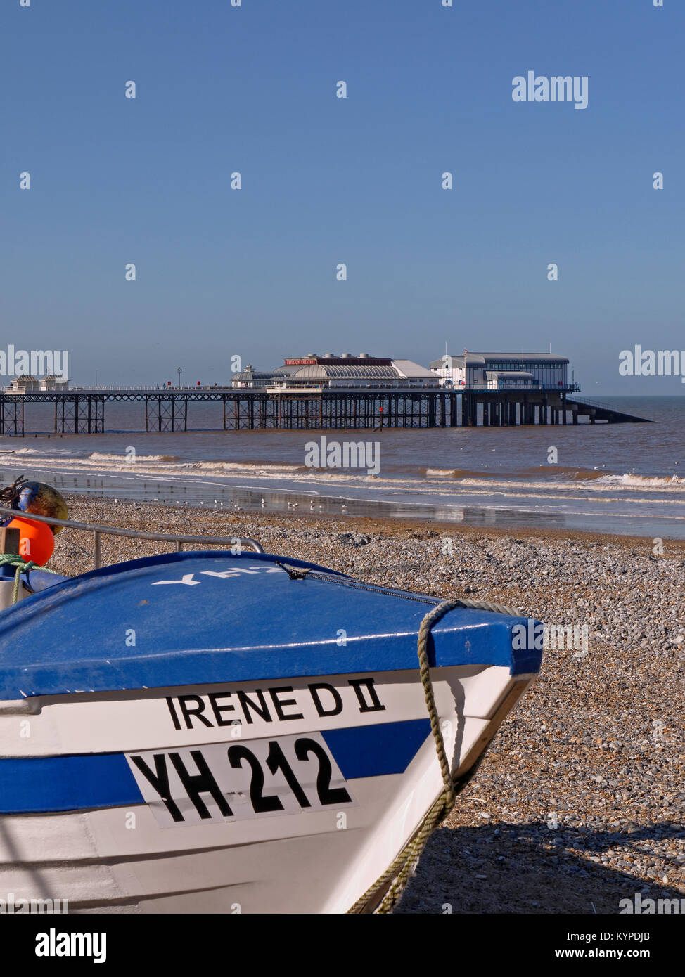 Die Victorian Seaside Holiday Resort Cromer, mit seinem Pier und Fischerboote am Strand, Cromer, Norfolk, England, Großbritannien Stockfoto