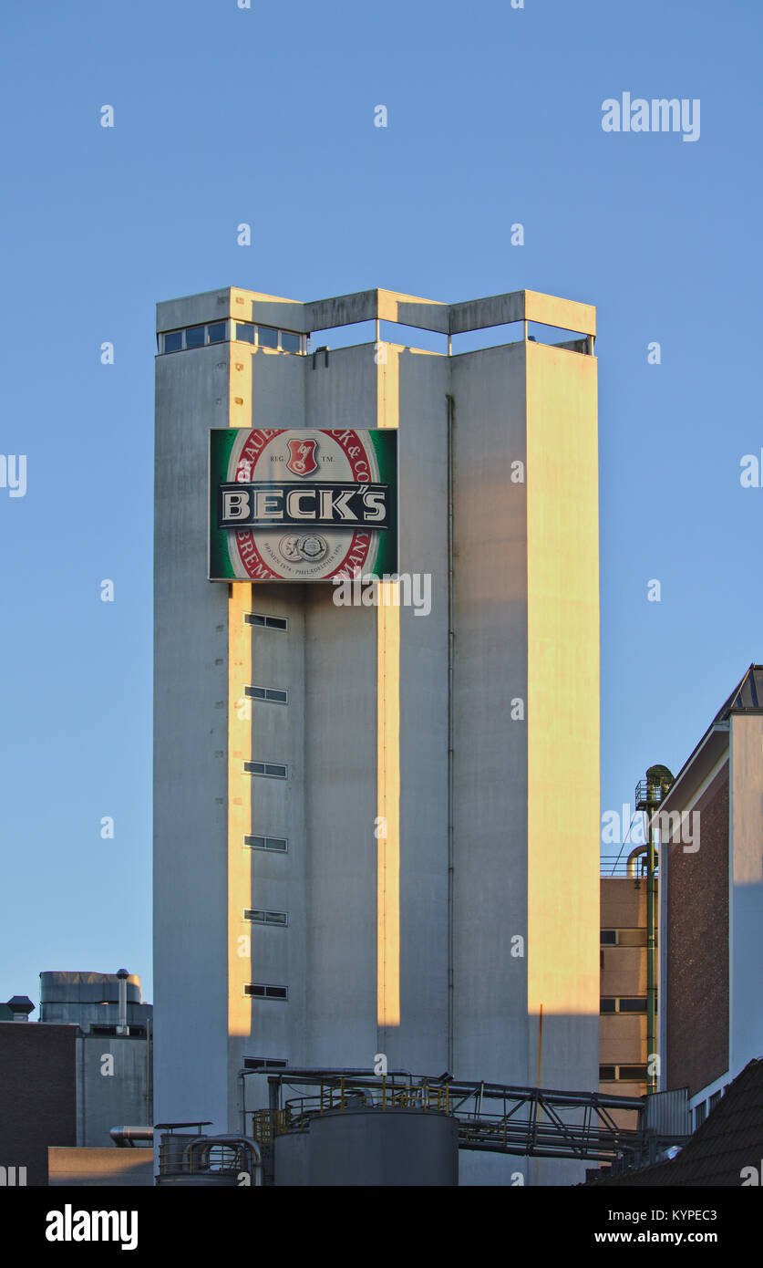 Bremen, Deutschland - 7. Januar 2018 - Silo die Brauerei Beck mit großen Firmenlogo Stockfoto