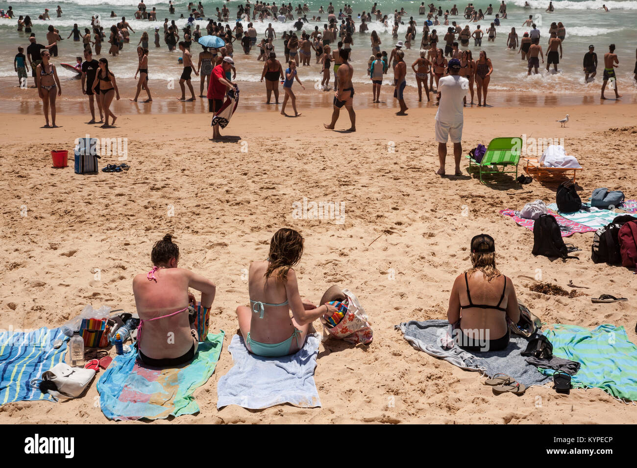 Sonnenbaden am Manly Beach in Australien Stockfoto