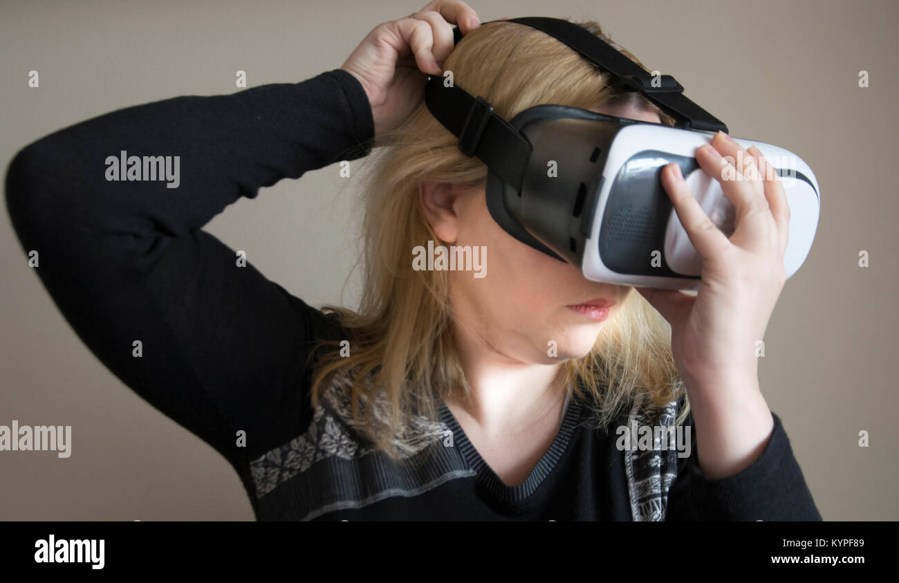Frau mit VR Kopfhörer Stockfoto