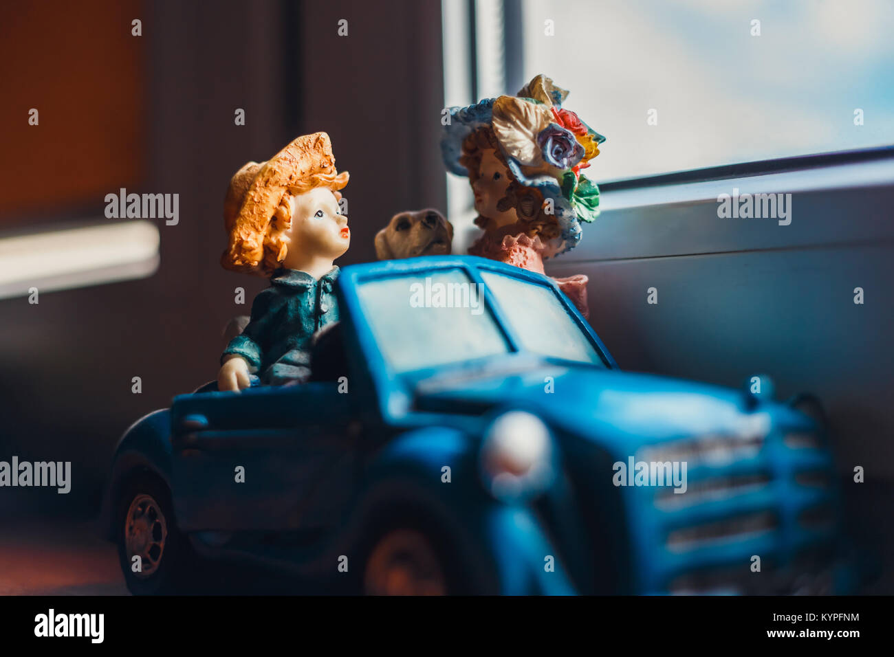 Eine romantische Szene mit einer Figur von einem Mädchen und einem Jungen in ein blaues Auto sitzen Stockfoto