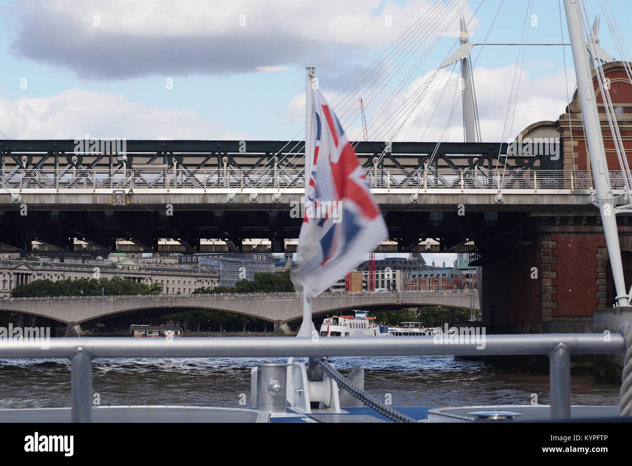 Eine Ansicht von der Vorderseite des Fluggastes Cruiser auf der Themse als das Schiff ist nur nähern Hungerford Fuß und Rail Bridge, London Stockfoto