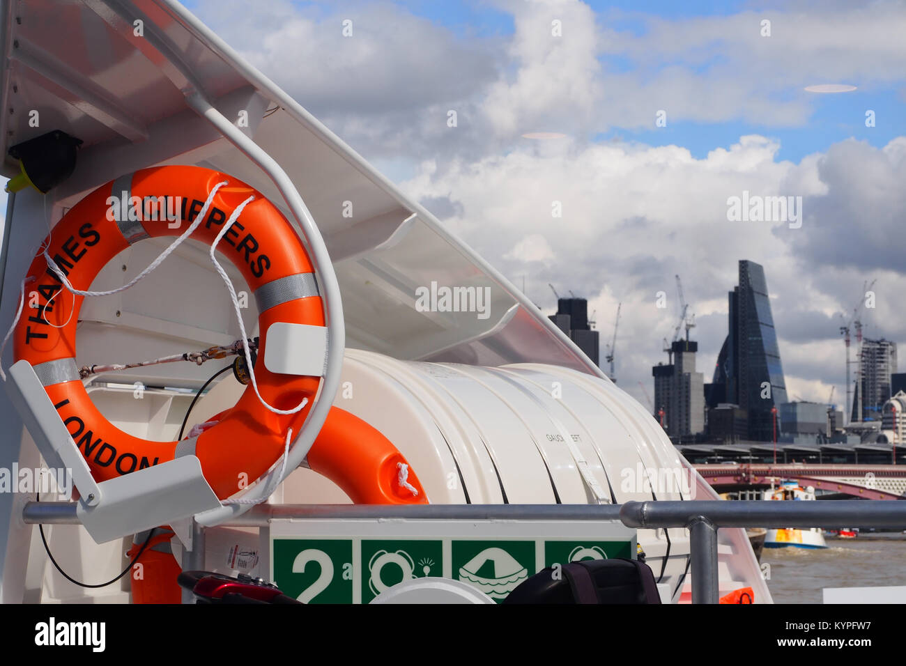 Blick auf die City von London von der Vorderseite eines Pkw Cruiser Boat auf der Themse Stockfoto