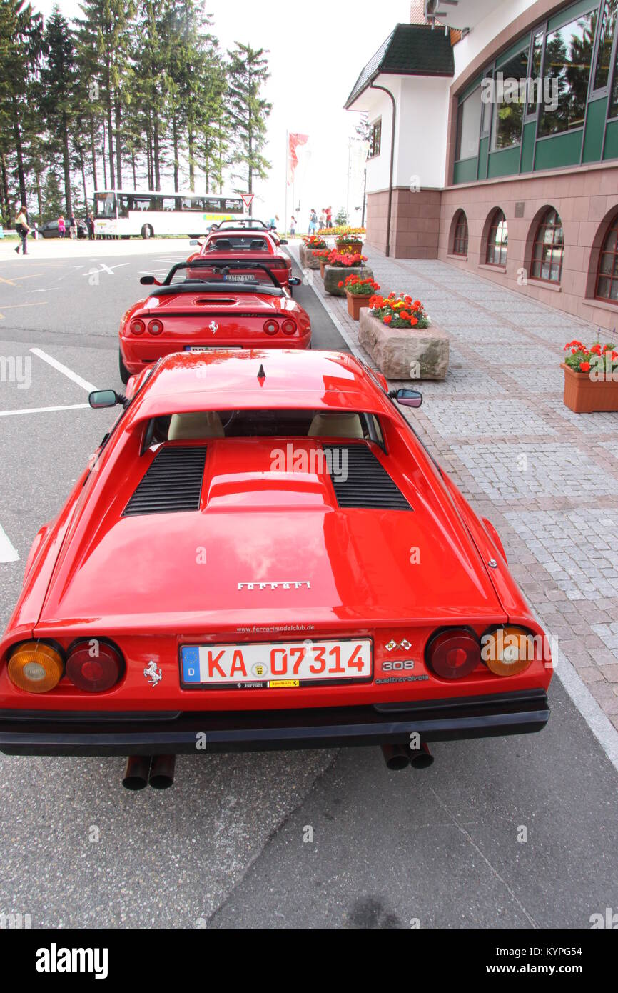 Vier roten Ferrari auf einem Owners Club Outing aufgereiht in einer Reihe außerhalb einer Auto-route Service Area/Cafe/Restaurant im Schwarzwald Deutschland Stockfoto
