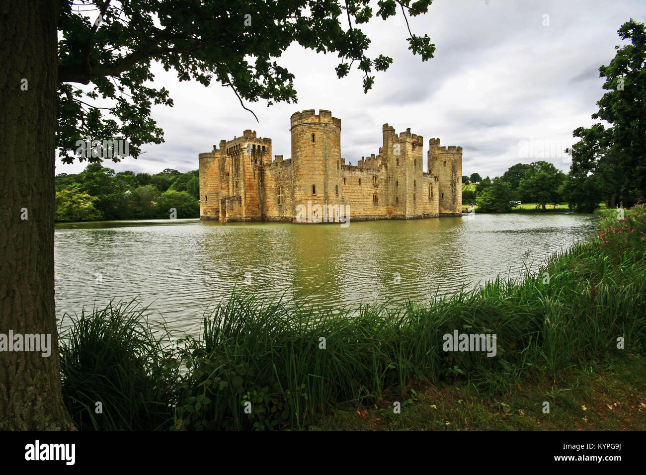 Der National Trust Bodiam Castle aus dem 14. Jahrhundert, mittelalterliche Wasserburg im East Sussex England gebaut im Jahre 1385 von Sir Edward Dalyngrigge/Dallingridge Stockfoto