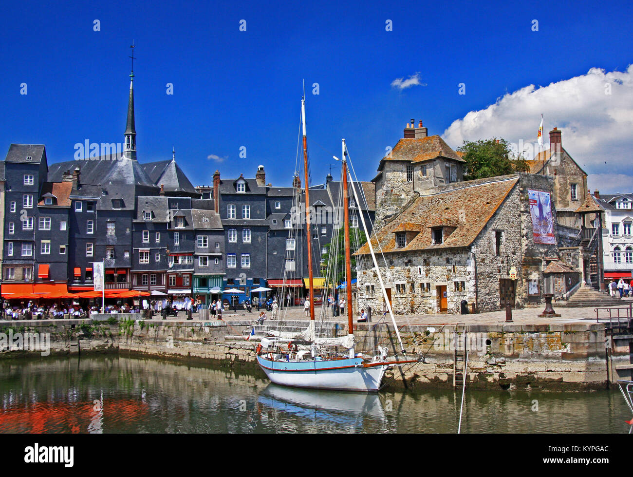Segelboot im Hafen und Uferpromenade am Honfleur Normandie im Norden Frankreichs Stockfoto