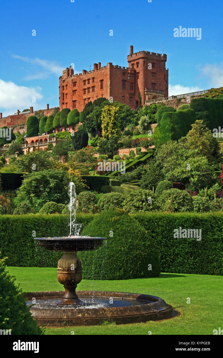 Powis Castle in der Nähe von Blairgowrie in Powis Mid Wales von den herrlichen Gärten mit blauen Himmel hinter gesehen Stockfoto