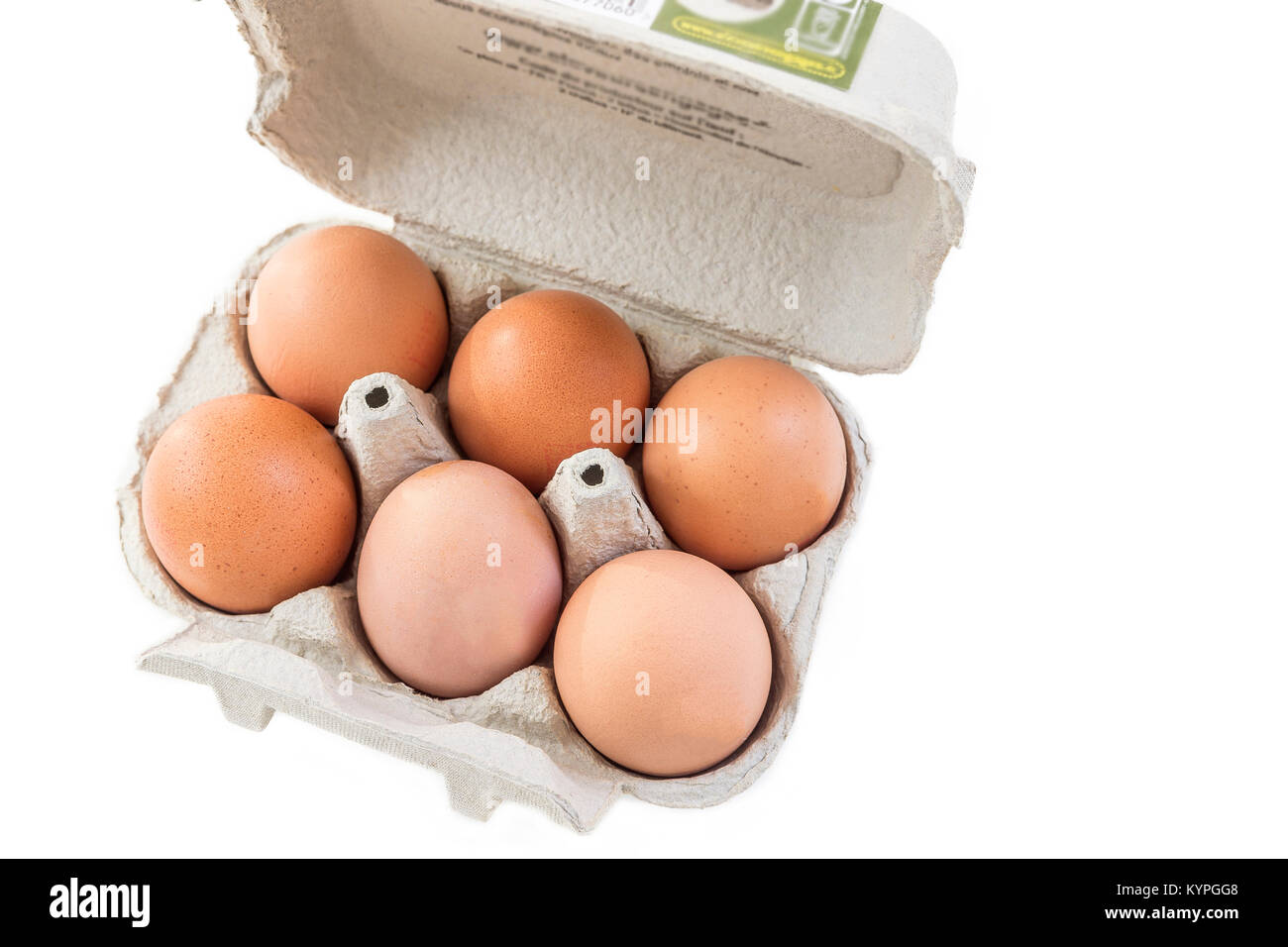 Nahaufnahme von einem offenen recycelbar ei Karton mit 6 Eiern im Inneren auf weißem Hintergrund ökologisch gesunden Lebensmitteln aus der Bio Landwirtschaft. Stockfoto